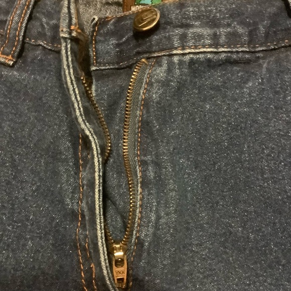 PARIS ANGEL EMBROIDERED POCKETS/ HIGH WAISTED JEAN SHORTS/ Size 14 - Picture 6 of 11